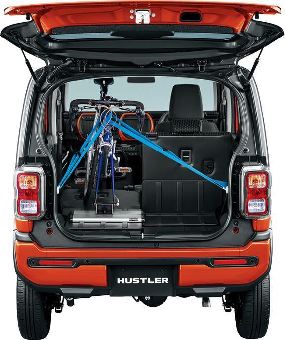 リアシートは荷室側からスライドや格納が可能となっている。