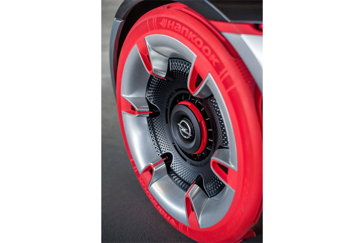 「オペルGTコンセプト」のフロントタイヤ。