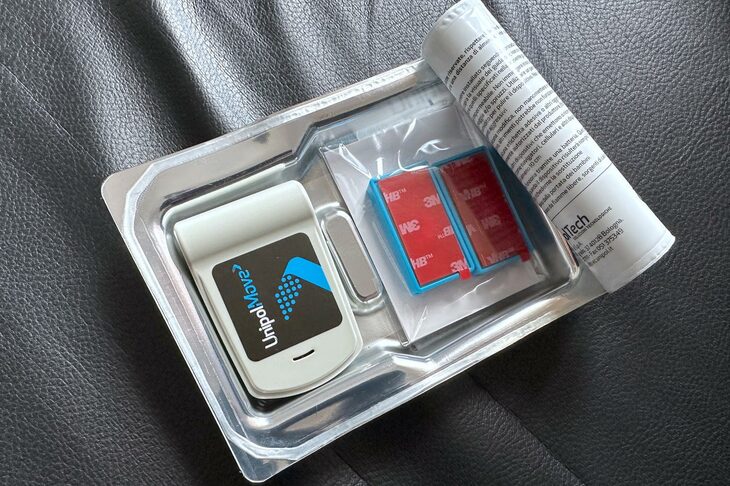 容器をめくると、端末本体（左）と、フロントウィンドウに貼り付ける台座（右）が現れた。