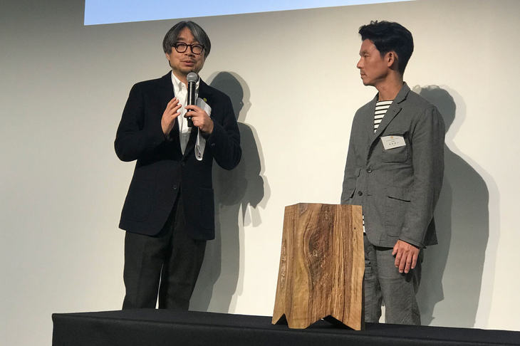 小山薫堂さん（左）から「注目の匠」に選ばれた高知県代表の木工家具職人、岡部創太さん（右）。「手を加えずに、素材の力だけで作ろうと悩んだが、そこを理解してもらえてうれしい」と語った。