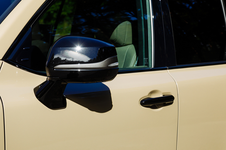 この試乗車のボディーカラー「ムーンデザート」も“オーバートレイル＋”のみに設定される専用色。ドアミラーやウィンドウモール、ドアハンドルもブラックでコーディネートされる。