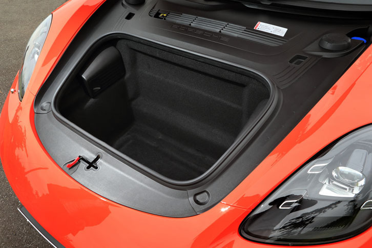 フロントのラゲッジルーム容量は150リッター。前後を足すと275リッターとなる。