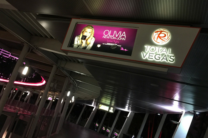 20年以上前、ラスベガスを訪れたとき、街を飾っていた看板はライザ・ミネリ ショーだったが、今や懐メロ・ショーといえばオリビア・ニュートンジョンなのか。