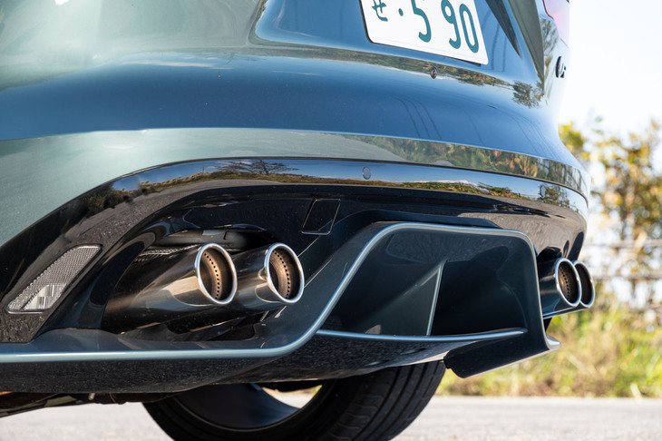 V8モデルのエキゾーストエンドは左右振り分けの4本出し。ディフューザーはこれをよけるようにレイアウトされている。