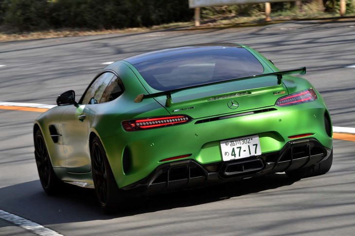 
	【メルセデスAMG GT Rのスペック】
	ボディーサイズ：全長×全幅×全高＝4550×2005×1285mm／ホイールベース：2630mm／車重：1690kg／駆動方式：FR／エンジン：4リッターV8 DOHC 32バルブ ツインターボ／トランスミッション：7段AT／最高出力：585PS（430kW）/6250rpm／最大トルク：700N・m（71.4 kgf・m）/2100-5500rpm／タイヤ：（前）275/35ZR19 100Y XL／（後）325/30ZR20 106Y XL（ミシュラン・パイロットスポーツ カップ2）／燃費：--km/リッター／価格：2426万円
	
	【取材時の燃費データ】
	テスト距離： 226.0km（市街地1：高速道路8：山岳路1）／使用燃料：32.7リッター（ハイオクガソリン）／参考燃費：6.9km/リッター（満タン法）／6.8km/リッター（車載燃費計計測値）
	 
	