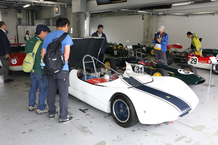 17～22番ピットには、特別企画として「ロータスヒストリックミュージアム」がオープン。レーシングカーからロードカーまでロータスの70年の歴史を物語る数々の名車が並んだ。貴重なロータスたちとの出会いに、時間を忘れて各車に見入るファンも多かった。