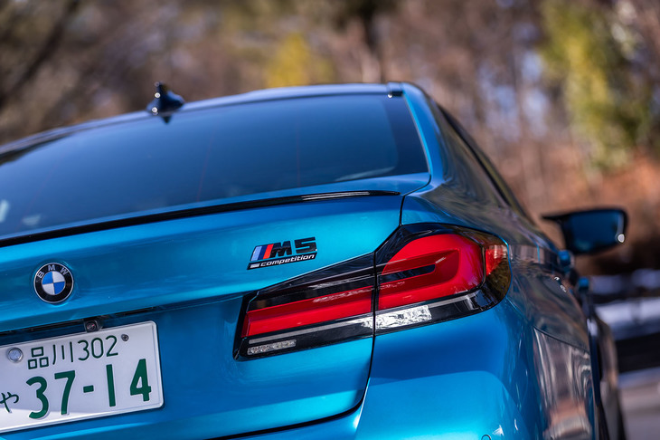 「5シリーズ」と同じL字をモチーフとする伝統的なリアコンビネーションランプを採用。トランクリッド後端に装着された「Mリアスポイラー」によって「M5」であることを主張している。