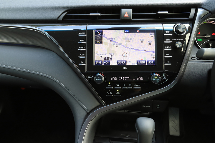 タッチパネル式のクルマが増える中で、アナログスイッチを中心に配置した「カムリWS」のコックピット。直感的な操作がしやすい。
