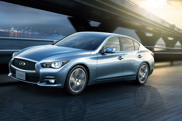 中村氏は3世代にわたって「日産スカイライン」を所有し、現在は写真と同型の現行モデルを愛用している。