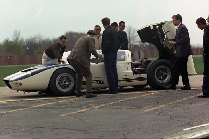 1965年のルマンへ向けた車両開発の様子。ルマンでは、前年のものよりはるかにパワフルな7リッターV8エンジンが搭載された。