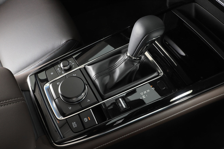 ピアノブラックの装飾パネルがつややかなセンターコンソール。ダイヤル式コントローラーと物理スイッチを組み合わせた操作インターフェイスに奇をてらったところはなく、シンプルだがわかりやすい。