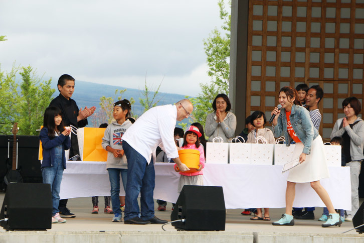 ちびっ子たちが大活躍したクイズ大会。ピエール・エルメ・パリより、豪華でおいしい賞品をプレゼント。