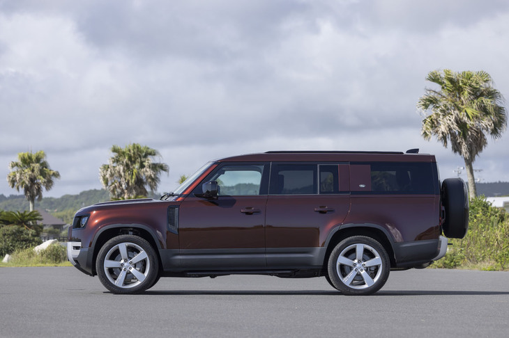 「ディフェンダー130」のボディーサイズは全長×全幅×全高＝5275×1995×1970mm、ホイールベースは3020mm。車重は2540kgと3モデルのなかで最も重い。エアサスが備わる「130」ではアプローチアングルが37.5°、ブレイクオーバーアングルが27.8°、デパーチャーアングルが28.5°確保されている。