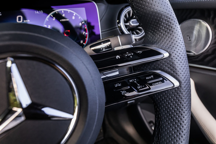 スポーク部分が上下に2分割された「AMGスポーツステアリングホイール」を標準装備。感度に優れた静電容量式スイッチは使いやすい形状で、直感的に操作できる配置になっている。