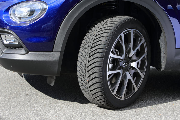 日本グッドイヤーが2016年8月に発売した「ベクター4シーズンズ ハイブリッド」。季節を問わず使用できるオールシーズンタイヤとしての基本性能の高さに加え、44種類という豊富なサイズバリエーションも特長となっている。