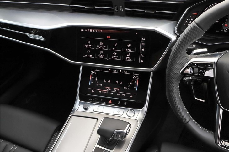 センターのスクリーンは基本的に上がインフォテインメント用で、下がエアコンなどの機能装備用。筆者が苦労して見つけたリアスポイラーを上下させるボタンは、下画面の中央上にあった。