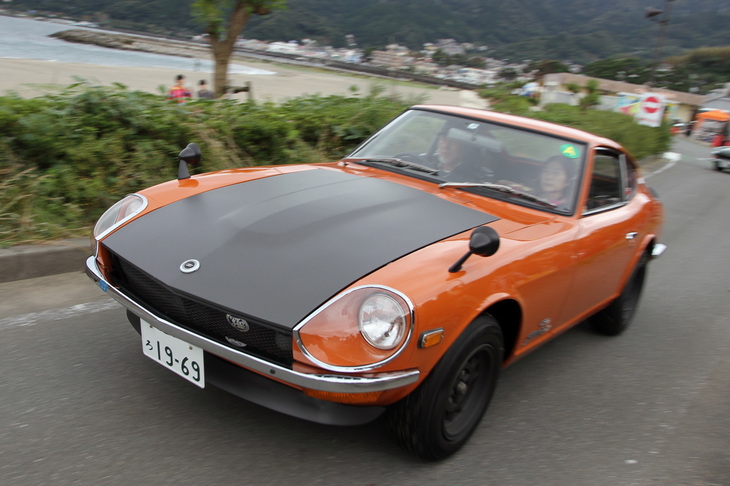 1972年「日産フェアレディZ432R」。「スカイライン2000GT-R」用の直6 DOHC 24バルブエンジンを移植した、初代Zのデビュー時のトップグレードである「Z432」の競技用ベース車。ボディーパネルに肉薄鋼板を使い、ボンネットをFRP製に、サイドおよびリアウィンドウをアクリル製に替え、アクセサリー類を省くなどして軽量化したライトウェイト仕様である。
