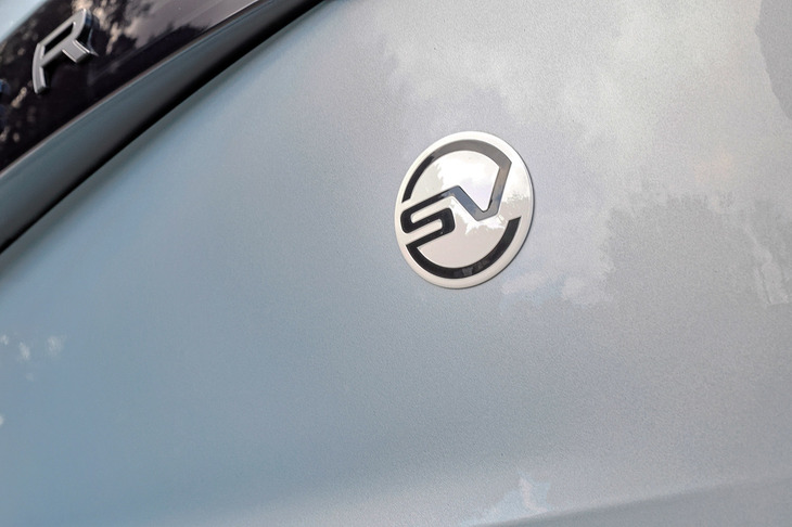 「SV」は現行型から新設された最上級グレードで、パワートレインは3リッター直6ターボエンジンとモーターを組み合わせたプラグインハイブリッド「P550e」と、4.4リッターV8ターボエンジンにマイルドハイブリッド機構を組み合わせた「P615」から選択できる。