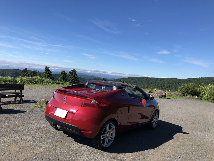 「セラ」から買い替えたのは「ルノー・ウインド」。ミドシップのように見えるが、実際は1.6リッター直4エンジンをフロントに横置きで搭載するFF車である。