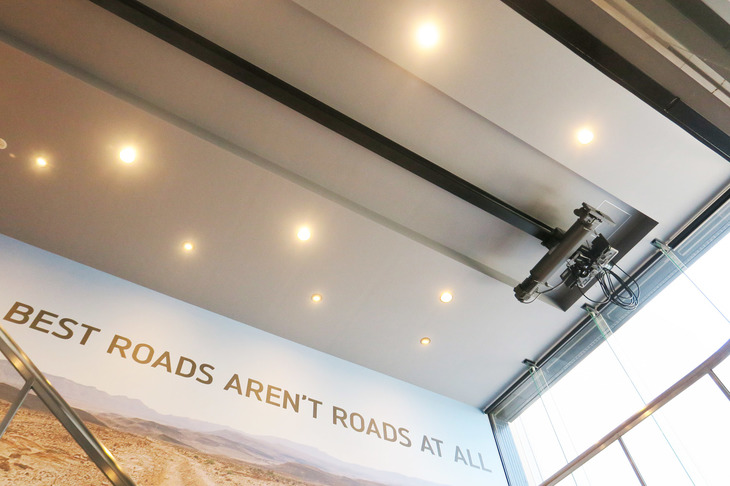 バイクを2階の展示スペースへと運ぶホイストとH鋼も、ショールームの雰囲気に合わせてデザインされている。