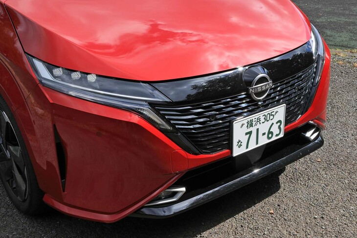 フロントまわりは「ノート オーラ」専用デザイン。幅広くなったグリルやより切れ長になったヘッドランプなど、よく見ると「ノート」とは結構違う。