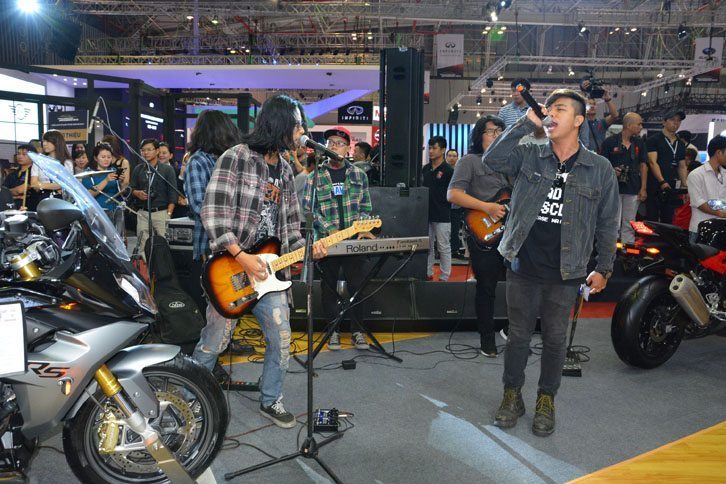 BMWモタードの記者会見では、ロックバンドによる生演奏をバックに、コンパニオンがファッションショーのようにブース内を歩き回るという演出。バンドは、ほとんどハードロックという激しいものであった。