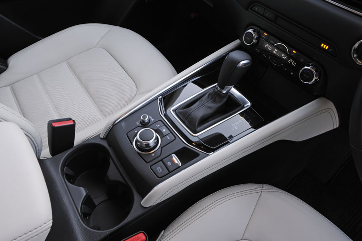 ATセレクターの位置が60mm高められており、操作性が改善されている。