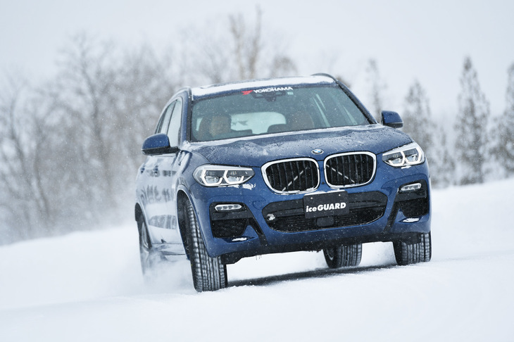 ハンドリング路を行く、「アイスガードiG60」を装着した「BMW X3」。今回のテストでは気温の上昇によって路面状況が変わるようなことがなく、ほぼ同じシチュエーションで、さまざまなタイヤの性能を試すことができた。