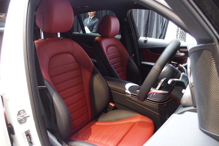 「GLC220d 4MATICクーペ」のフロントシート。展示車両は「AMGライン＋エクスクルーシブパッケージ仕様」（クランベリーレッド／ブラック）が選択されていた。