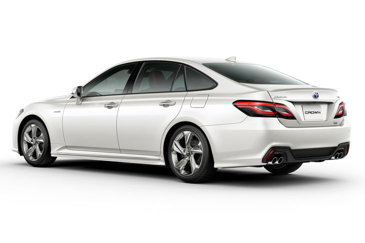 2018年6月に発表された、15代目となる新型「クラウン」。長らく用いてきた「マジェスタ」「ロイヤル」「アスリート」というモデル体系を廃止したり、ガラスエリアを“シックスライト”としたりするなど、これまでとはあらゆる点で異なるモデルとなっている。