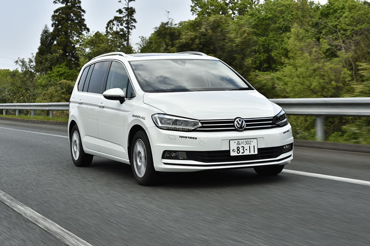 「トランパスML」を装着した「フォルクスワーゲン・ゴルフトゥーラン」で高速道路を行く。