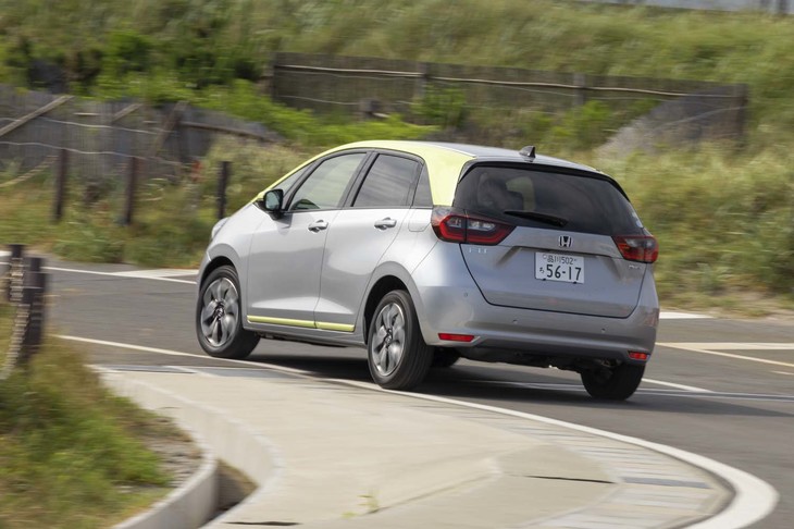 モーターの出力を先代の1.6倍にまで高めた新型「フィット」のハイブリッドモデル。結果、1.5リッター直噴ターボ車を上回る加速性能を実現した。