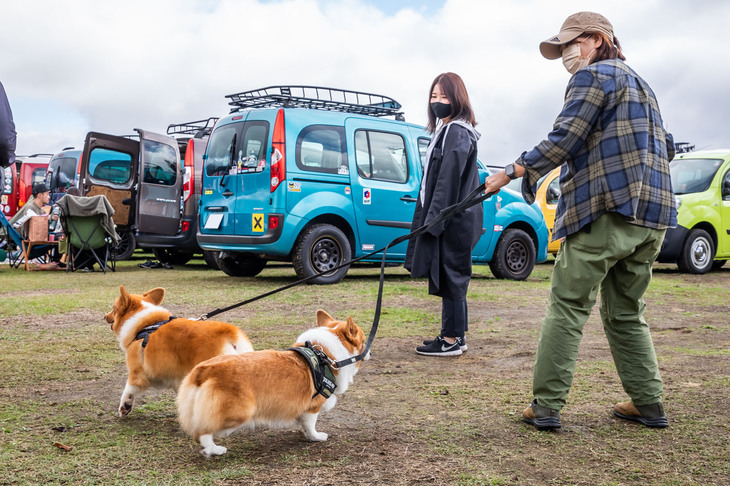 カングーエリア1で出会った愛犬家。ワンちゃんたちは「カングージャンボリー」のマスコット的な存在ともいえそうだ。