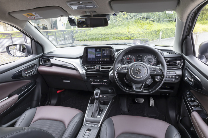 インテリアはブラック×ボルドーでスポーティーさと高級感を演出。ドアアームレストなどにはソフトパッドを使っている。