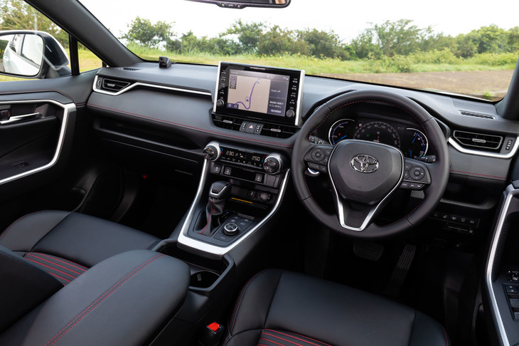 インテリアでは、ルーフライニングやピラー、オープントレーまで黒で統一されたカラーリングや、各所に施された赤いステッチがポイント。