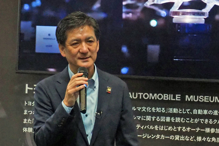 トヨタブースで報道関係者向けにブースの展示内容や展示車両の説明を行ったトヨタ博物館の榊原康裕館長。