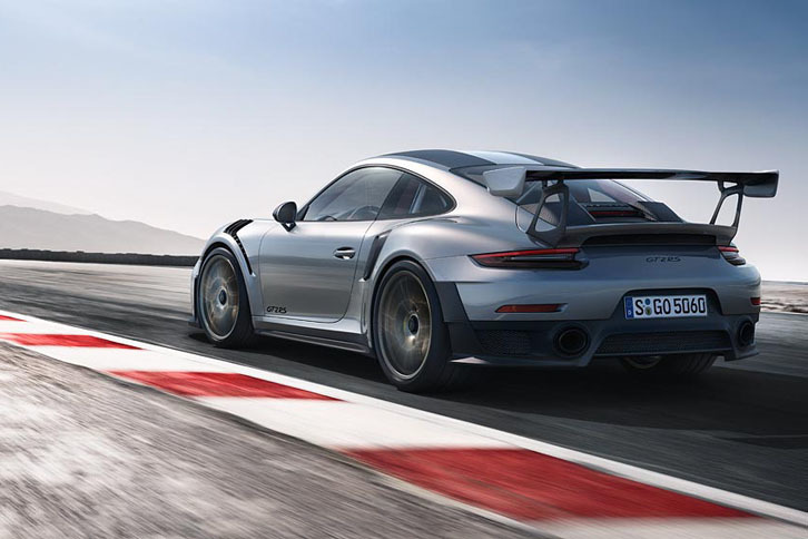 巨大なリアウイングが特徴的なリアビュー。