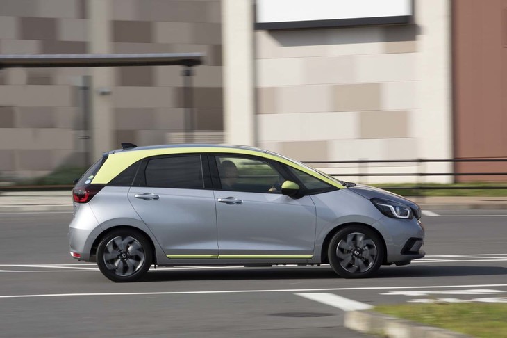 くさび形のシルエットは、これまで4代続いた「ホンダ・フィット」に共通のもの。広々としたウィンドウグラフィックには新型ならではの個性が感じられる。