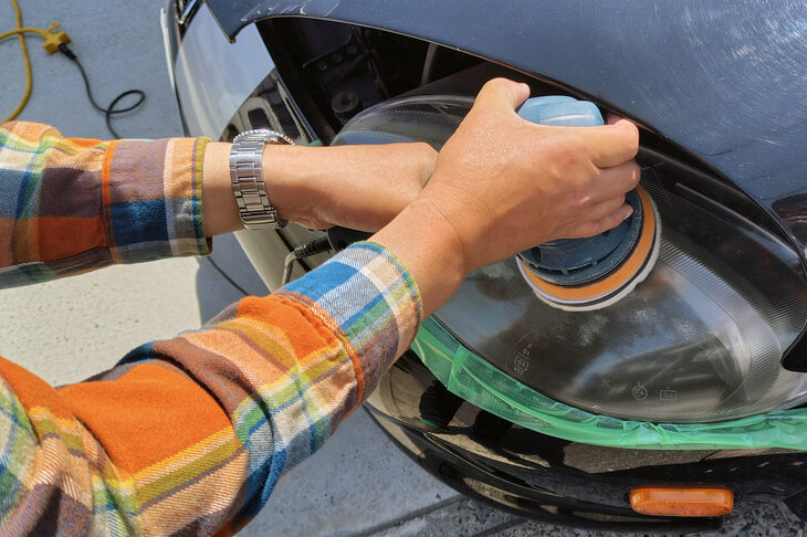 ヘッドランプを磨いてくれた朋友に感謝。どうにもわが「バイパー」は、行く先々でいろんな人にかわいがられる。ボロだからかな？