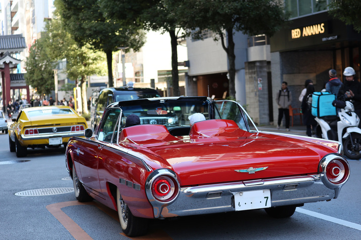 後ろ姿が印象的な通称“Bullet Bird”、日本では“ロケットサンダー”こと1962年「フォード・サンダーバード」。