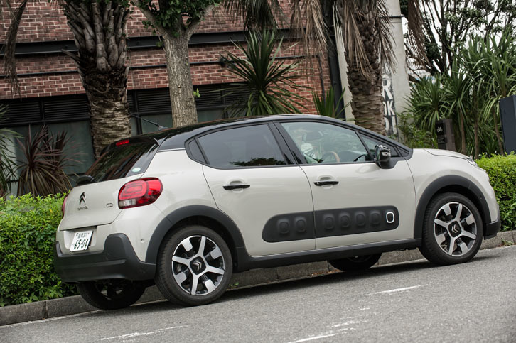 試乗車のボディーカラーはベージュがかったグレーの「サーブル」。「デビューエディション」にはこのほか、「アーモンドグリーン」と「ブランバンキーズ」の全3色が用意されている。