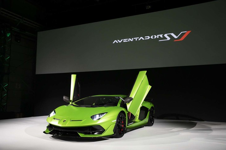 ジャパンプレミアを行った「アヴェンタドールSVJ」は、「イオタ」として知られる「ミウラSVJ」の名称を受け継ぐ、シリーズのトップモデルで、ニュルブルクリンク北コースで6分44秒97という市販車最速ラップタイム（当時）を樹立した。