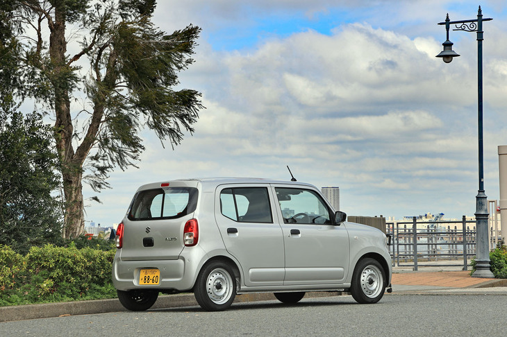 9代目となる新型「スズキ・アルト」のエントリーグレード「A」。その価格は94万3800円と、100万円を切る。