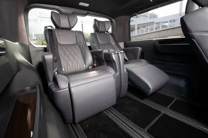 6人乗り仕様車は、3列目（写真）も「エグゼクティブパワーシート」。シートヒーターやオットマンは標準で、1脚あたりの重量は約25kg。