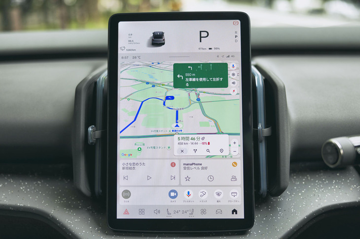 センターディスプレイは特徴的な縦型で、サイズは12.3インチ。カーナビを使ったところ、試乗の道中で給電が必要になる旨も示された。