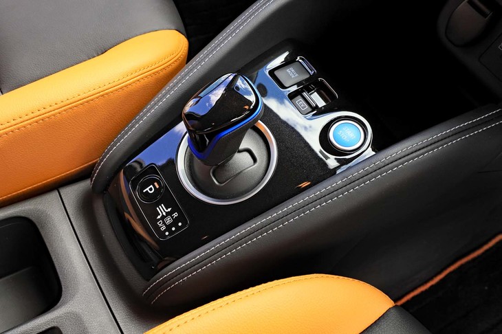 シフトレバーはバイワイヤ式。シフトノブの形状は「ノートe-POWER」のものと異なるレバー型になっている。