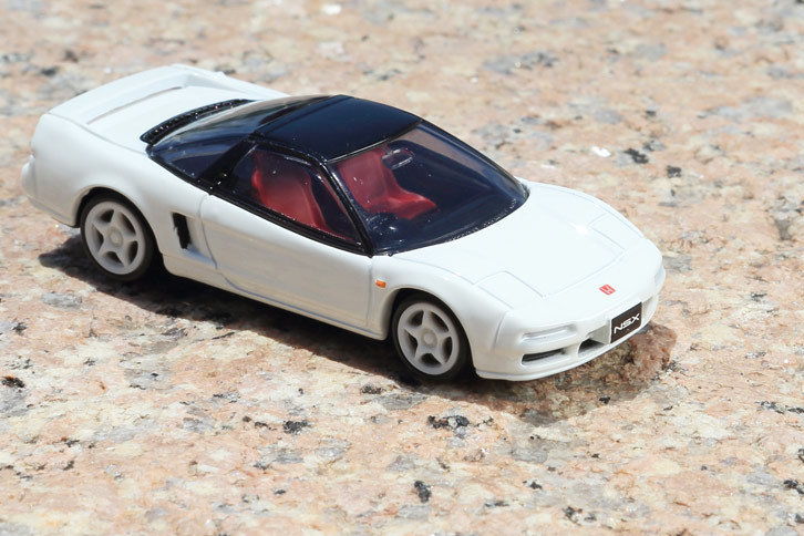 ボディー形状はフィクスドルーフのクーペに加え、脱着式のアルミルーフを持つタルガトップも用意された。（写真＝荒川正幸）