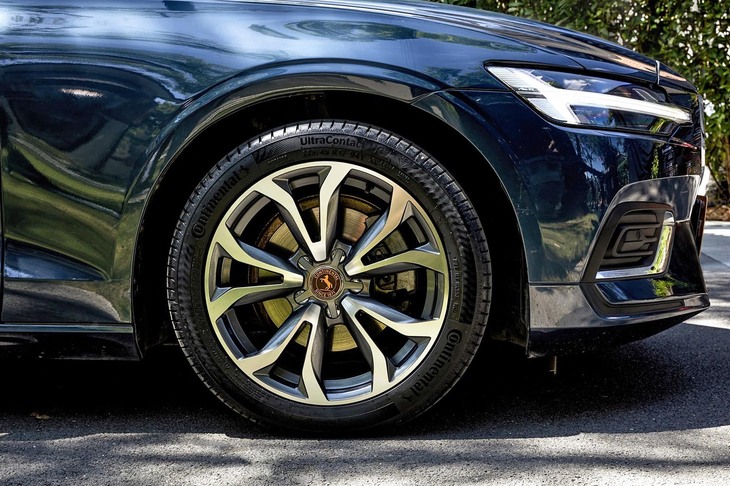 「ウルトラコンタクトUC7」の車両への装着イメージ。