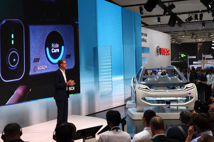 ボッシュ・モビリティーのプレスカンファレンスで。マルクス・ハインCEOが展示を解説する。