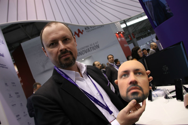 スタッフの“ご尊顔”を忠実に模したお面。用途は何かというと……。